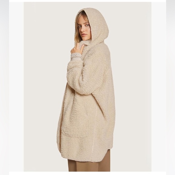 Unhide Shleepy Robe Everywhere Blanket in Beige Bear - Picture 4 of 12